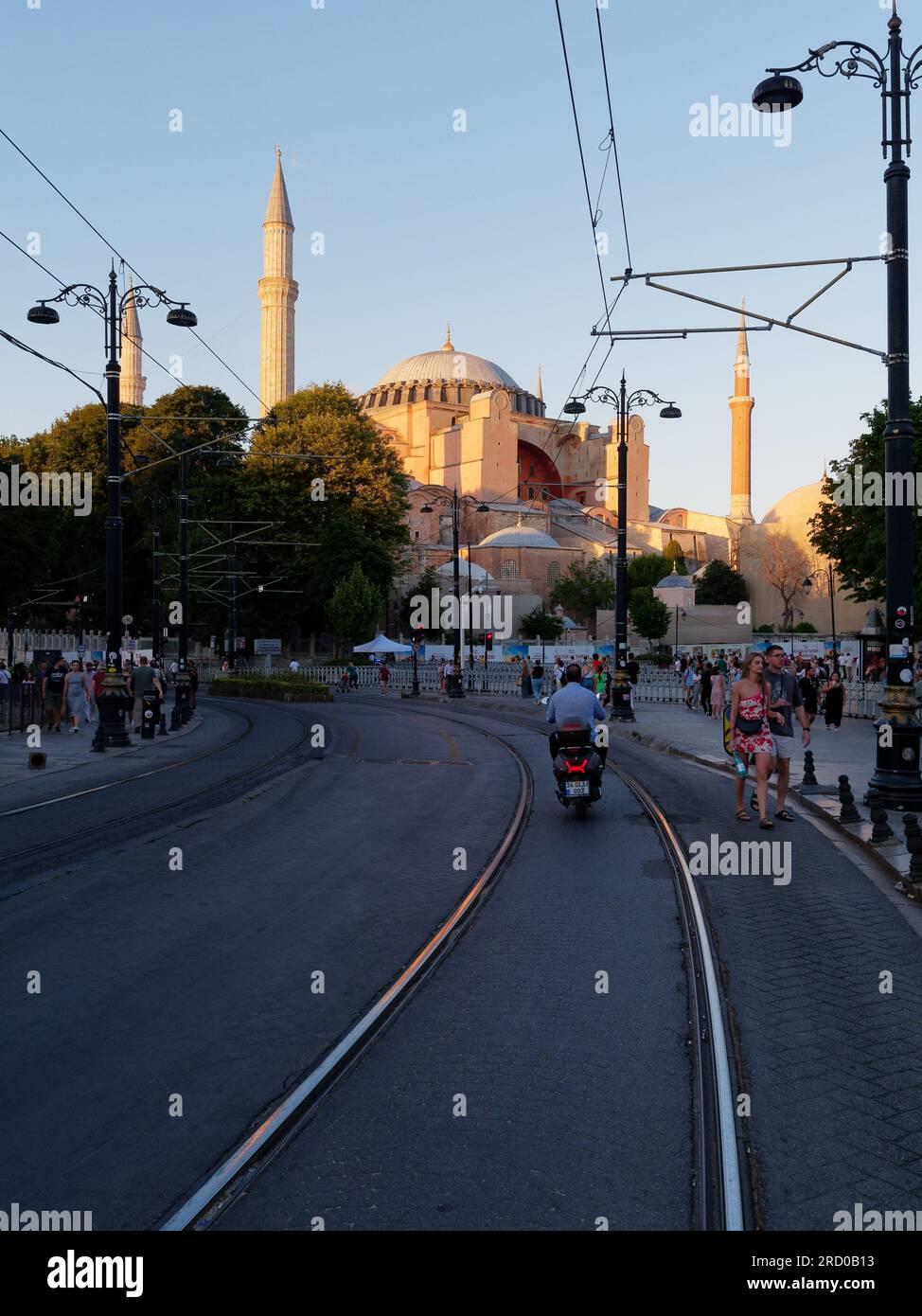Straße in Sultanahment an einem Sommerabend in Istanbul mit der Hagia Sophia Moschee dahinter. Türkei Stockfoto