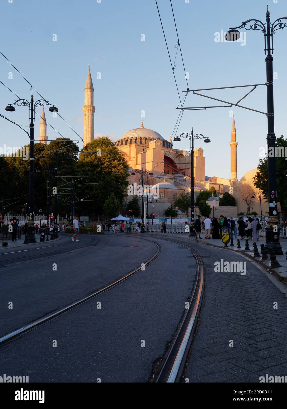 Straße in Sultanahment an einem Sommerabend in Istanbul mit der Hagia Sophia Moschee dahinter. Türkei Stockfoto