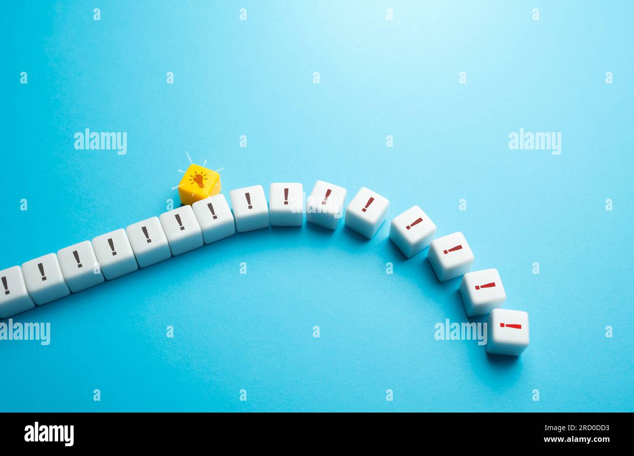 Eine Idee löst Probleme und löst Konflikte. Beseitigung akkumulierter Widersprüche. Katalysator für Veränderung. Stockfoto