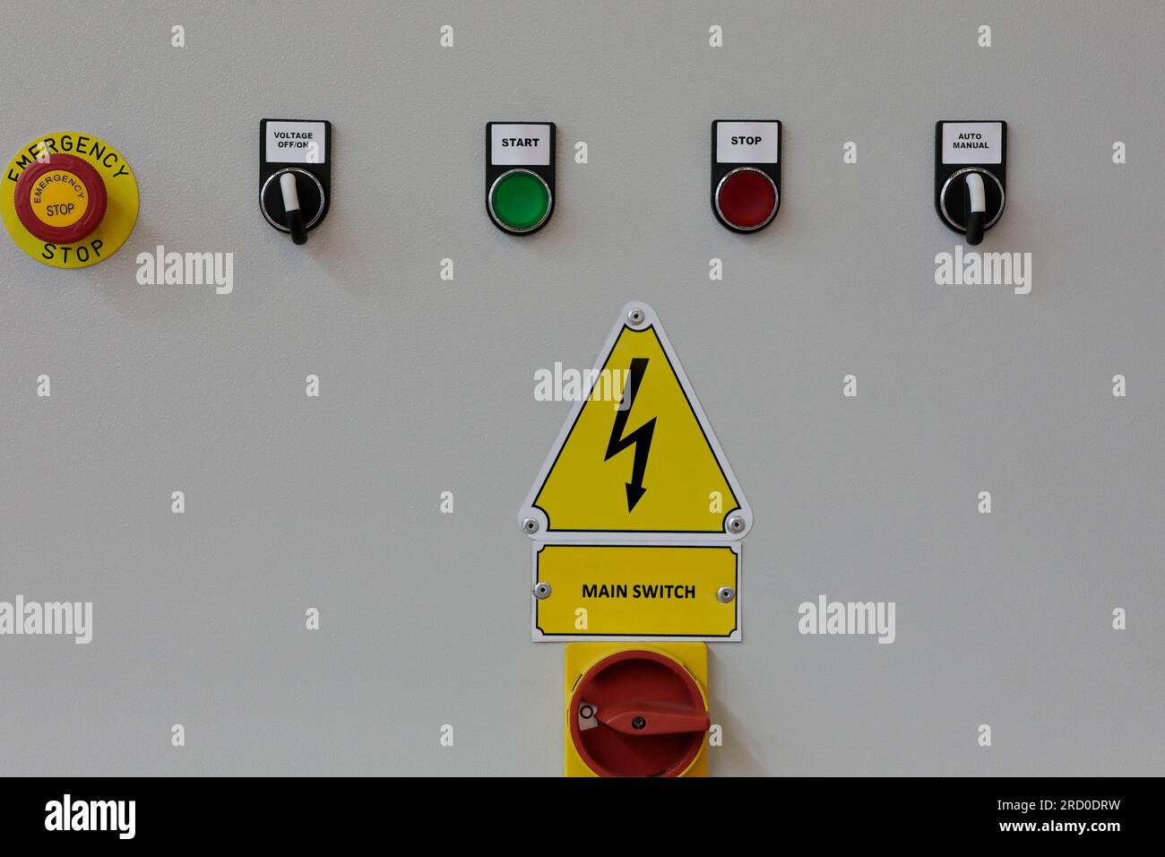 Nahaufnahme der elektrischen Schalttafel von Industriemaschinen. Selektiver Fokus. Stockfoto