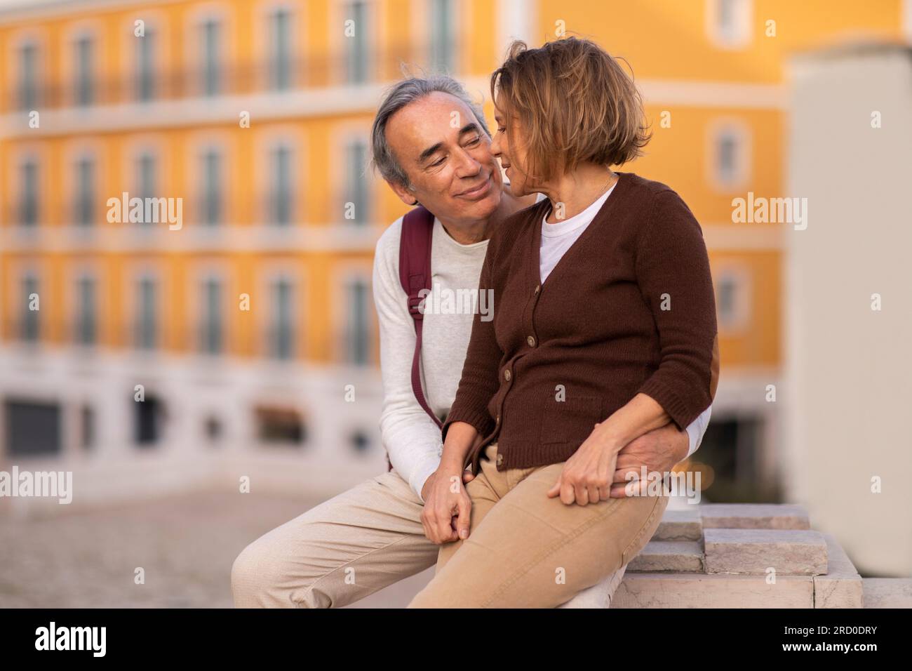 Glückliches Seniorenpaar, Das Zeit Zusammen Genießt Und Draußen Sitzt Stockfoto