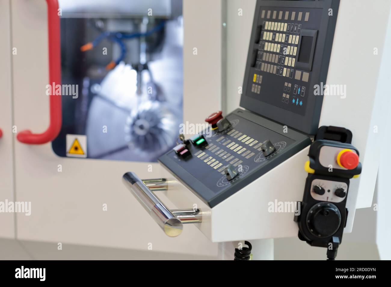 HMI-Bedienfeld des vertikalen CNC-Bearbeitungszentrums. Selektiver Fokus. Stockfoto