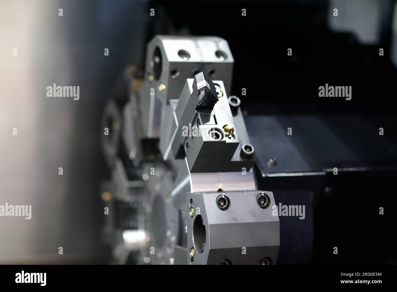 Schwenkschubgabel der CNC-Drehmaschine und Werkzeughalter mit Hartmetalleinsatz. Selektiver Fokus. Stockfoto