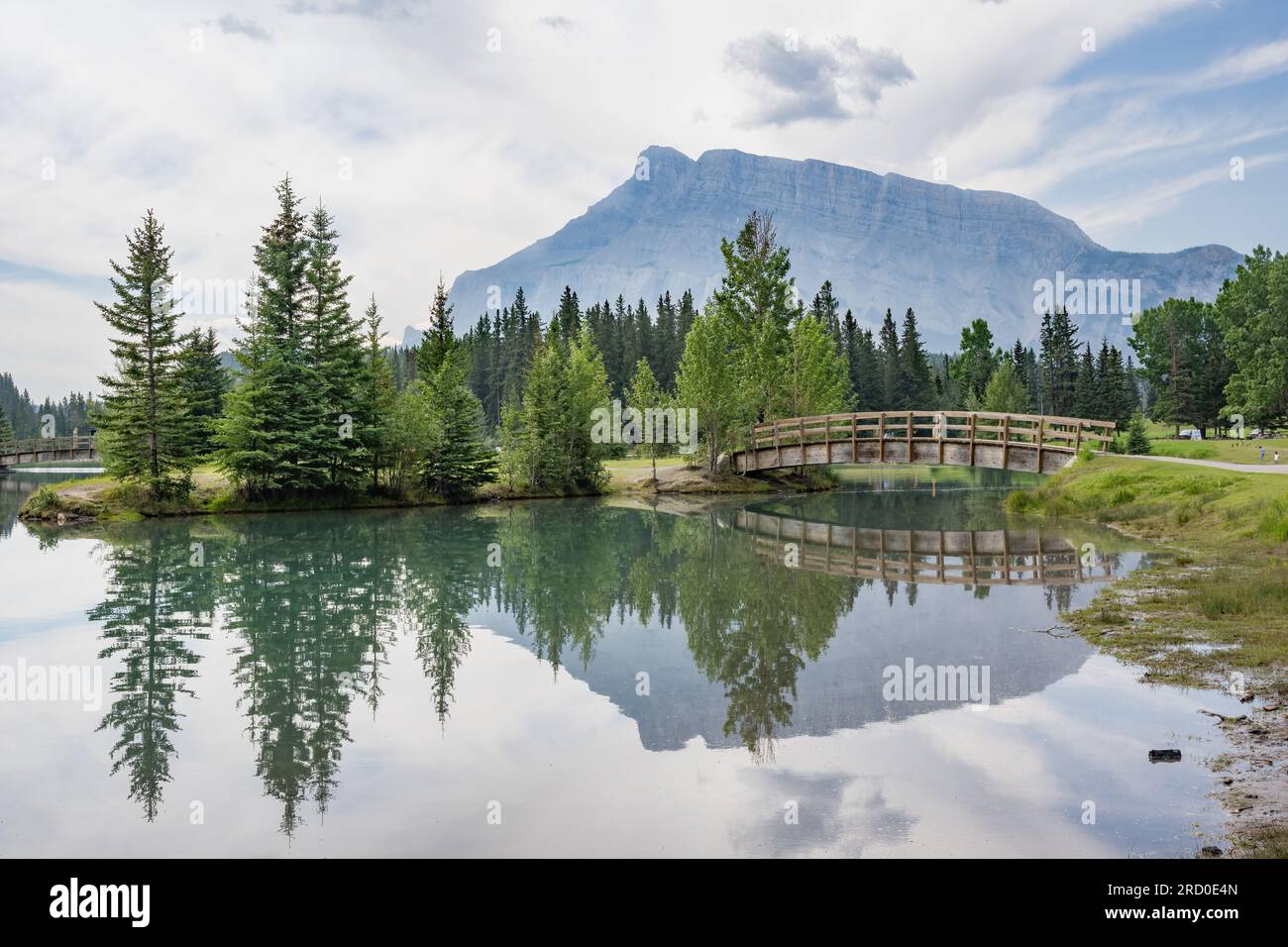 Wasserreflexion und Brücke im Cascade Pond, Banff, Alberta, Kanada Stockfoto