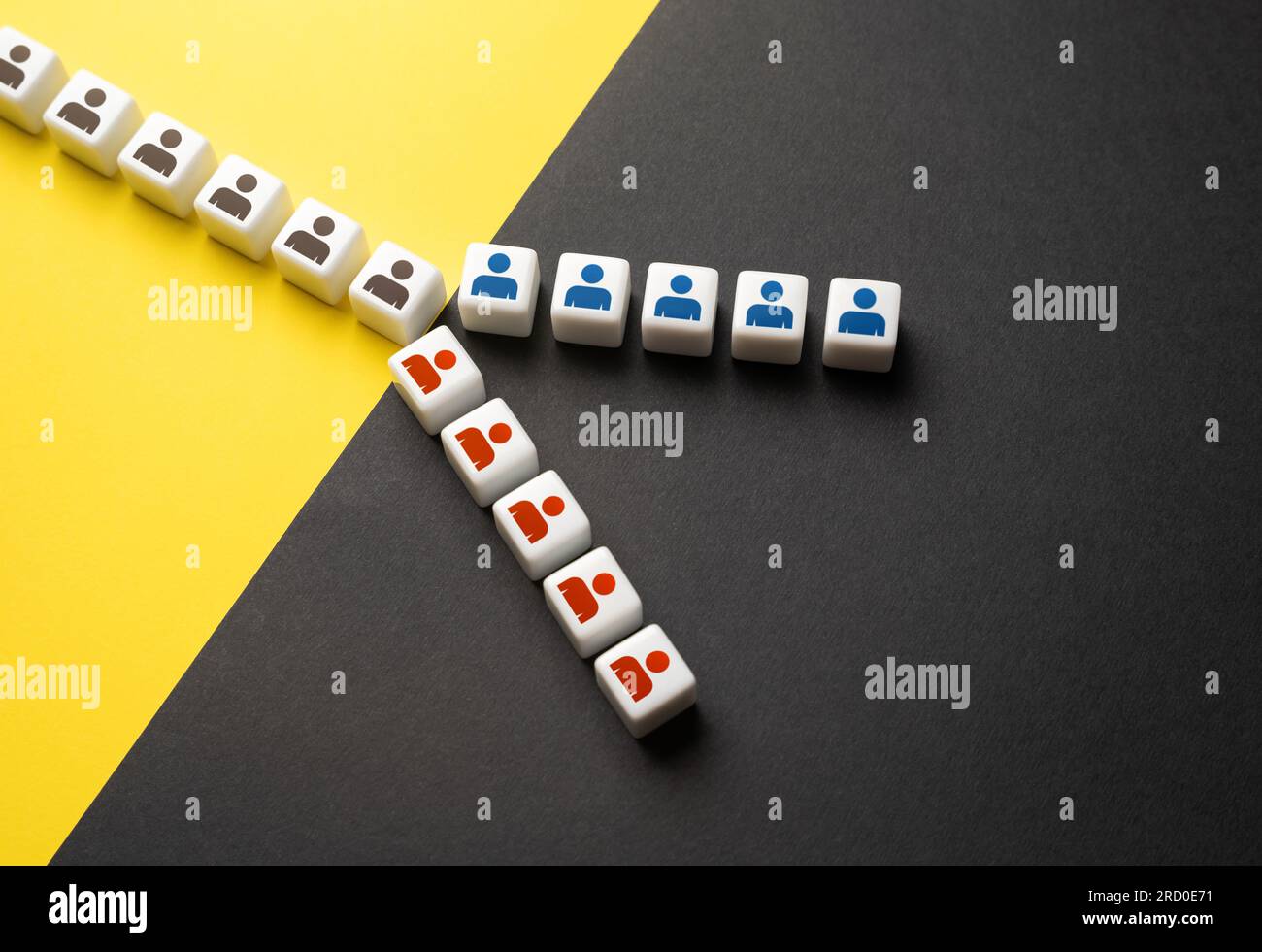 Die Personen werden in zwei Gruppen unterteilt. Oppositionsgruppen. Mangelnder Konsens. Ideologischer Konflikt. Rivalität zur Verbesserung der Arbeitseffizienz. Teilen, teilen Stockfoto