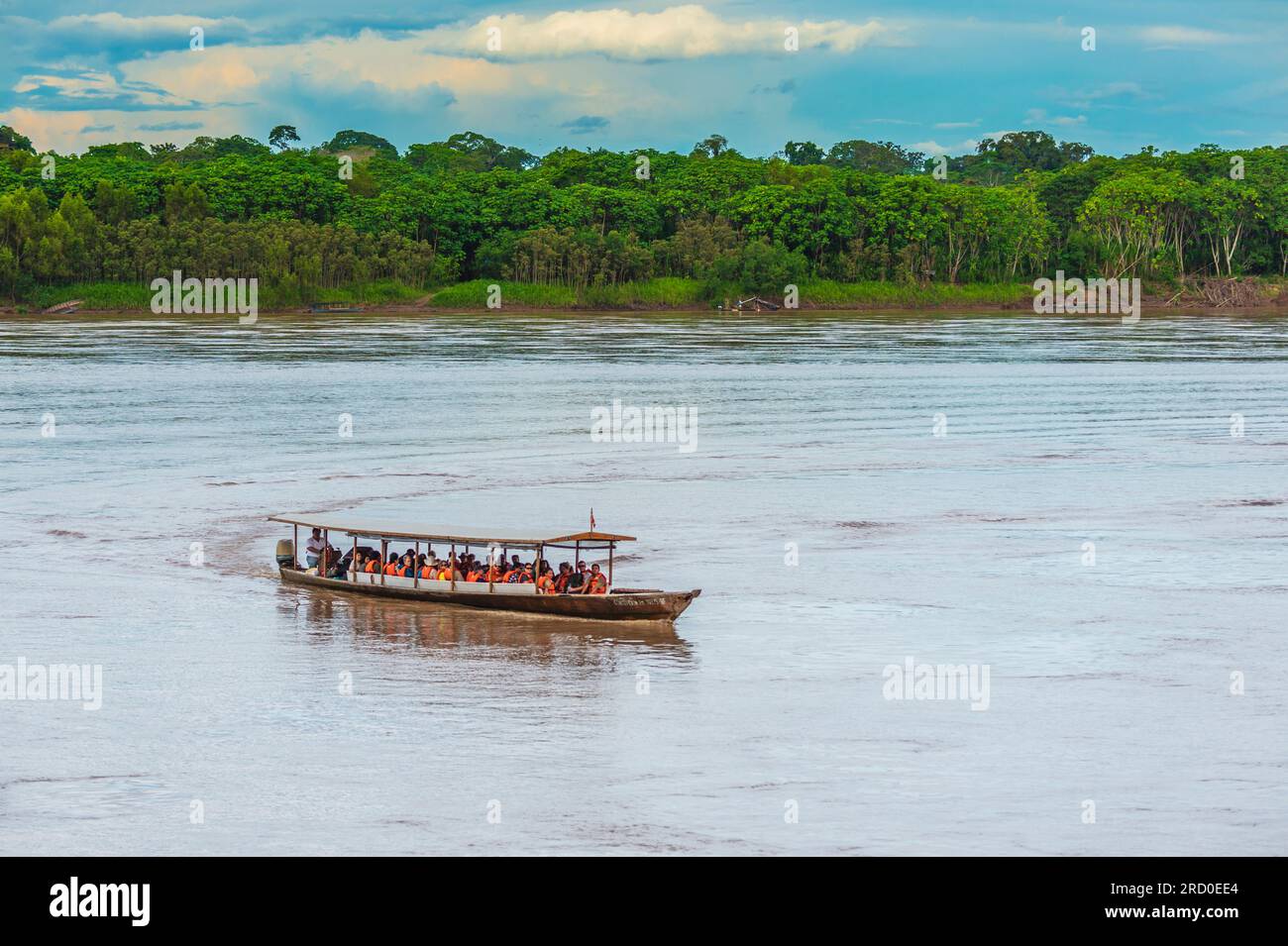 Touristenboot auf dem Madre de Dios River in Peru. Stockfoto