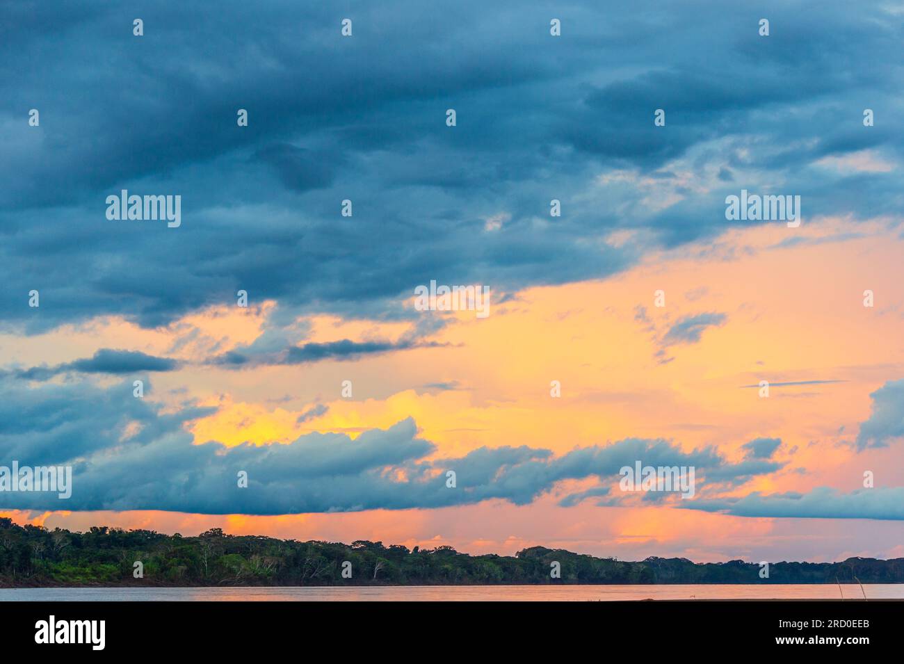Sonnenuntergang über dem Fluss Madre de Dios in Peru. Stockfoto