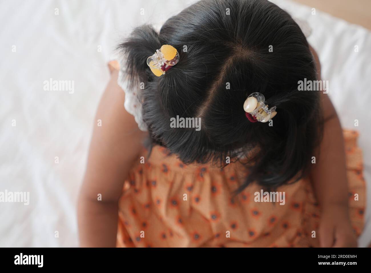 Ein schönes Band ist an ein Kinderhaar gebunden Stockfoto