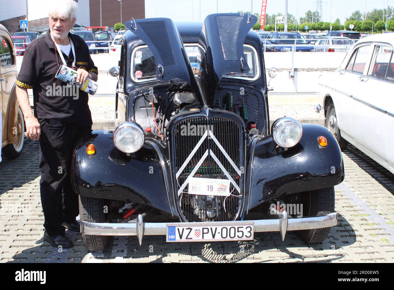 Citroën Traction Avant (französische Aussprache: ​[ tʁaksjɔnaˈvɑ̃] ) ist der weltweit erste Wagen mit Vorderradantrieb. Er wurde von 1934 bis 1957 hergestellt. Stockfoto