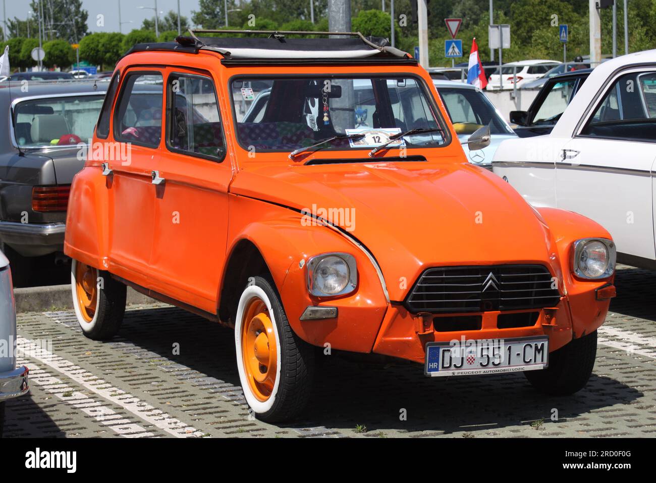 Der Citroën Dyane ist ein wirtschaftlicher Familienwagen, der von 1967 bis 1983 vom französischen Automobilhersteller Citroën hergestellt wurde. Osijek, 7. Juli 2023 Stockfoto