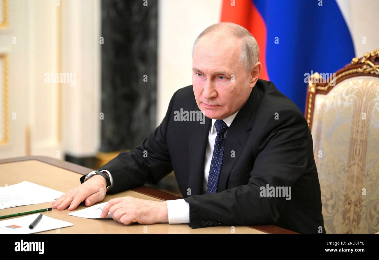 Moskau, Russland. 17. Juli 2023. Der russische Präsident Wladimir Putin veranstaltet am 17. Juli 2023 in Moskau (Russland) eine Videokonferenz mit dem Kreml, um die Schäden an der Brücke zur Straße von Kertsch, die die besetzte Krim mit dem russischen Festland verbindet, zu erörtern. Kredit: Alexander Kazakov/Kreml Pool/Alamy Live News Stockfoto