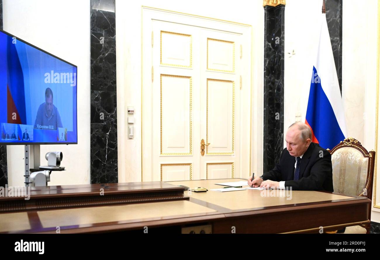 Moskau, Russland. 17. Juli 2023. Der russische Präsident Wladimir Putin veranstaltet am 17. Juli 2023 in Moskau (Russland) eine Videokonferenz mit dem Kreml, um die Schäden an der Brücke zur Straße von Kertsch, die die besetzte Krim mit dem russischen Festland verbindet, zu erörtern. Kredit: Alexander Kazakov/Kreml Pool/Alamy Live News Stockfoto