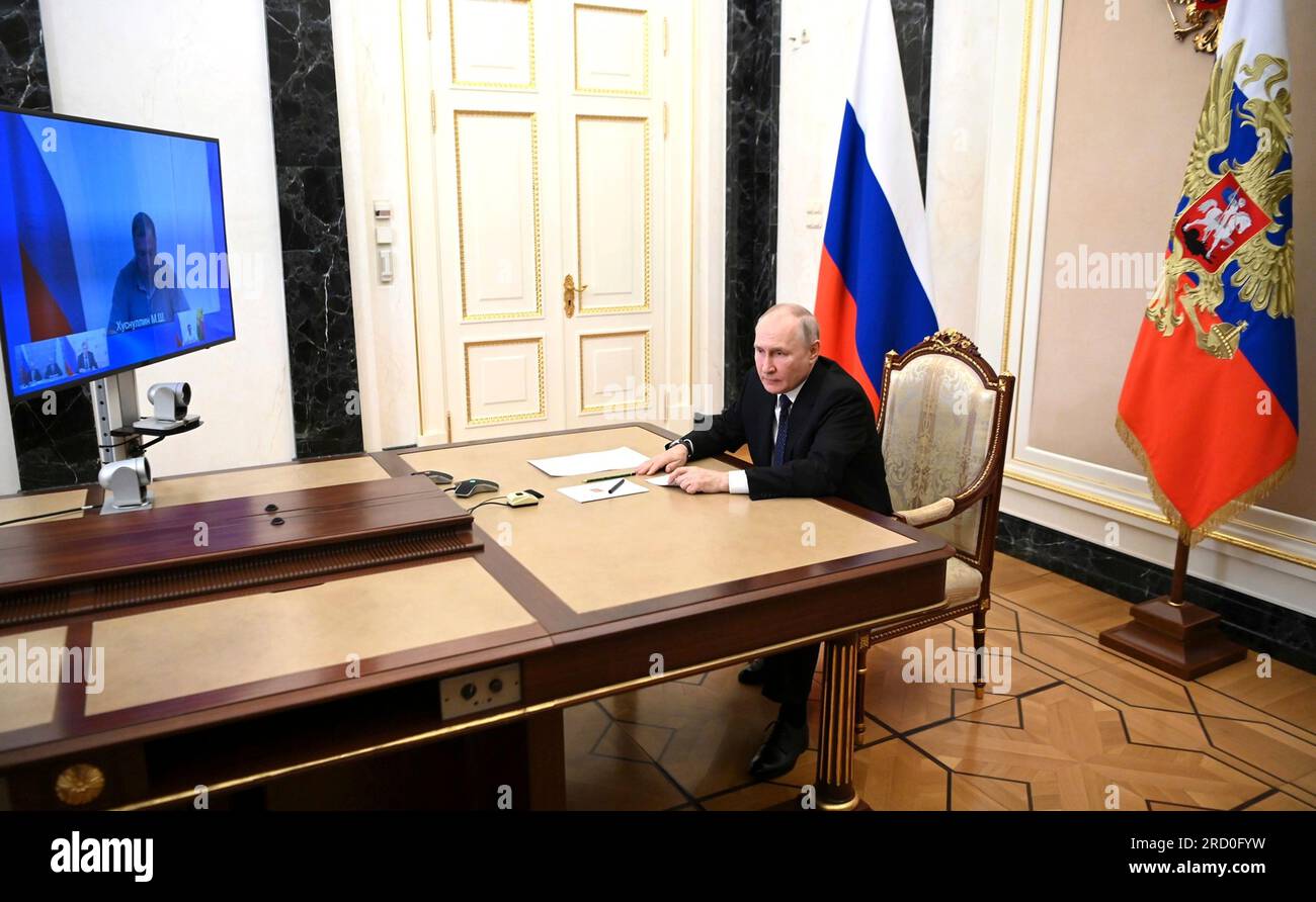 Moskau, Russland. 17. Juli 2023. Der russische Präsident Wladimir Putin veranstaltet am 17. Juli 2023 in Moskau (Russland) eine Videokonferenz mit dem Kreml, um die Schäden an der Brücke zur Straße von Kertsch, die die besetzte Krim mit dem russischen Festland verbindet, zu erörtern. Kredit: Alexander Kazakov/Kreml Pool/Alamy Live News Stockfoto