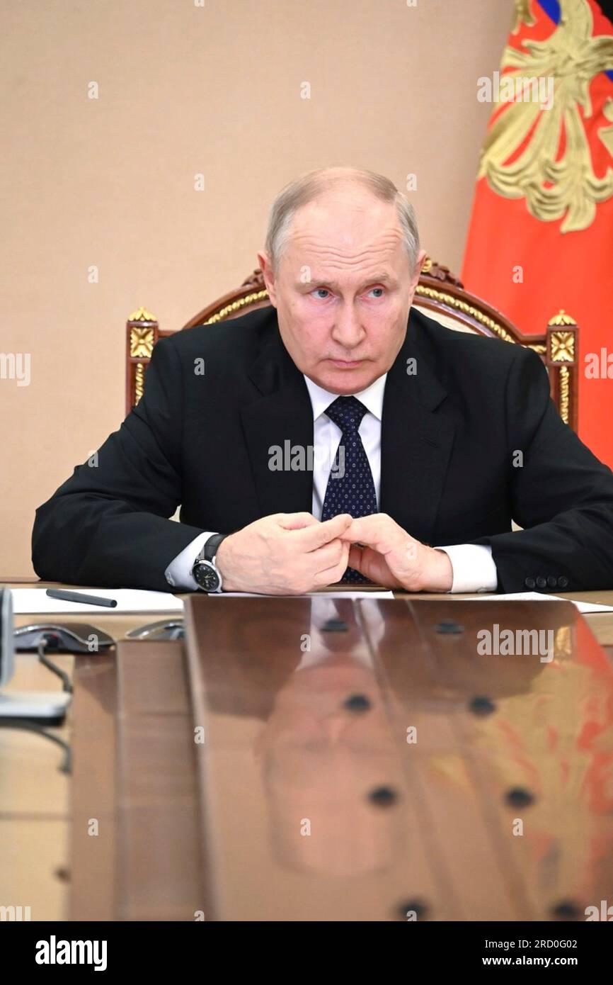 Moskau, Russland. 17. Juli 2023. Der russische Präsident Wladimir Putin veranstaltet am 17. Juli 2023 in Moskau (Russland) eine Videokonferenz mit dem Kreml, um die Schäden an der Brücke zur Straße von Kertsch, die die besetzte Krim mit dem russischen Festland verbindet, zu erörtern. Kredit: Alexander Kazakov/Kreml Pool/Alamy Live News Stockfoto