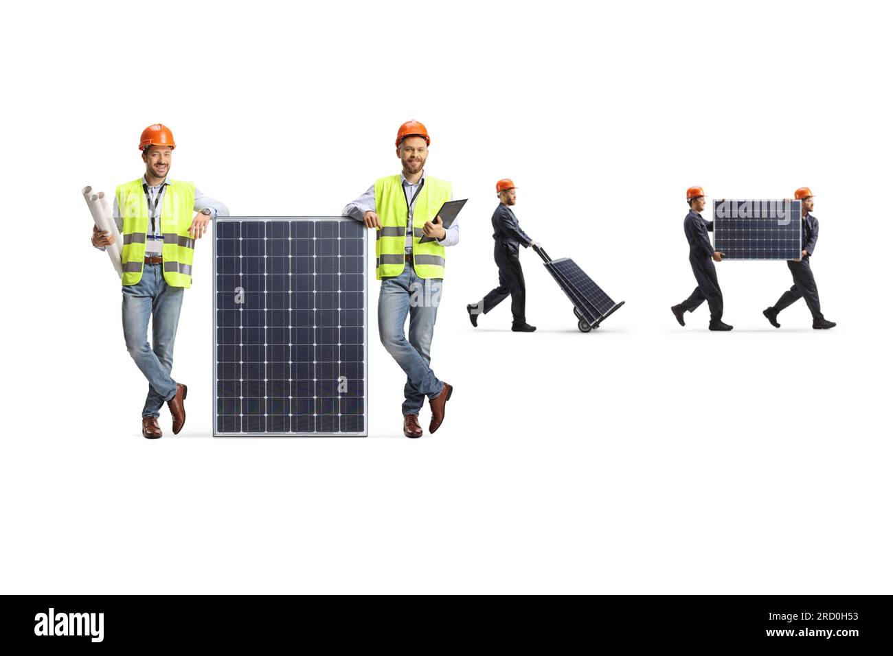 Ingenieure und Fabrikarbeiter mit auf weißem Hintergrund isolierten Photovoltaikmodulen Stockfoto