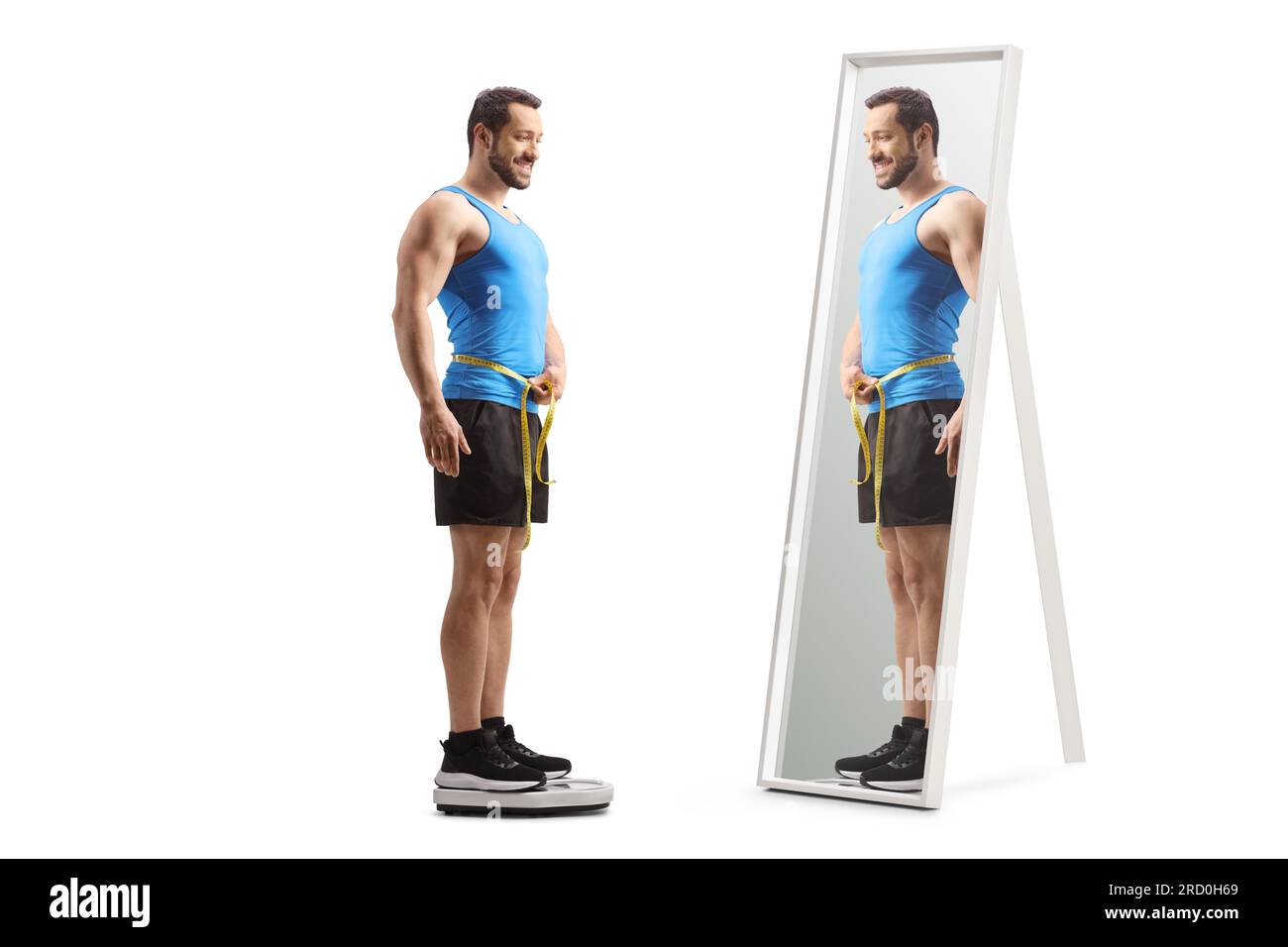 Aufnahme über die gesamte Länge eines Mannes in Sportbekleidung, der auf einer Waage vor einem Spiegel steht, isoliert auf weißem Hintergrund Stockfoto