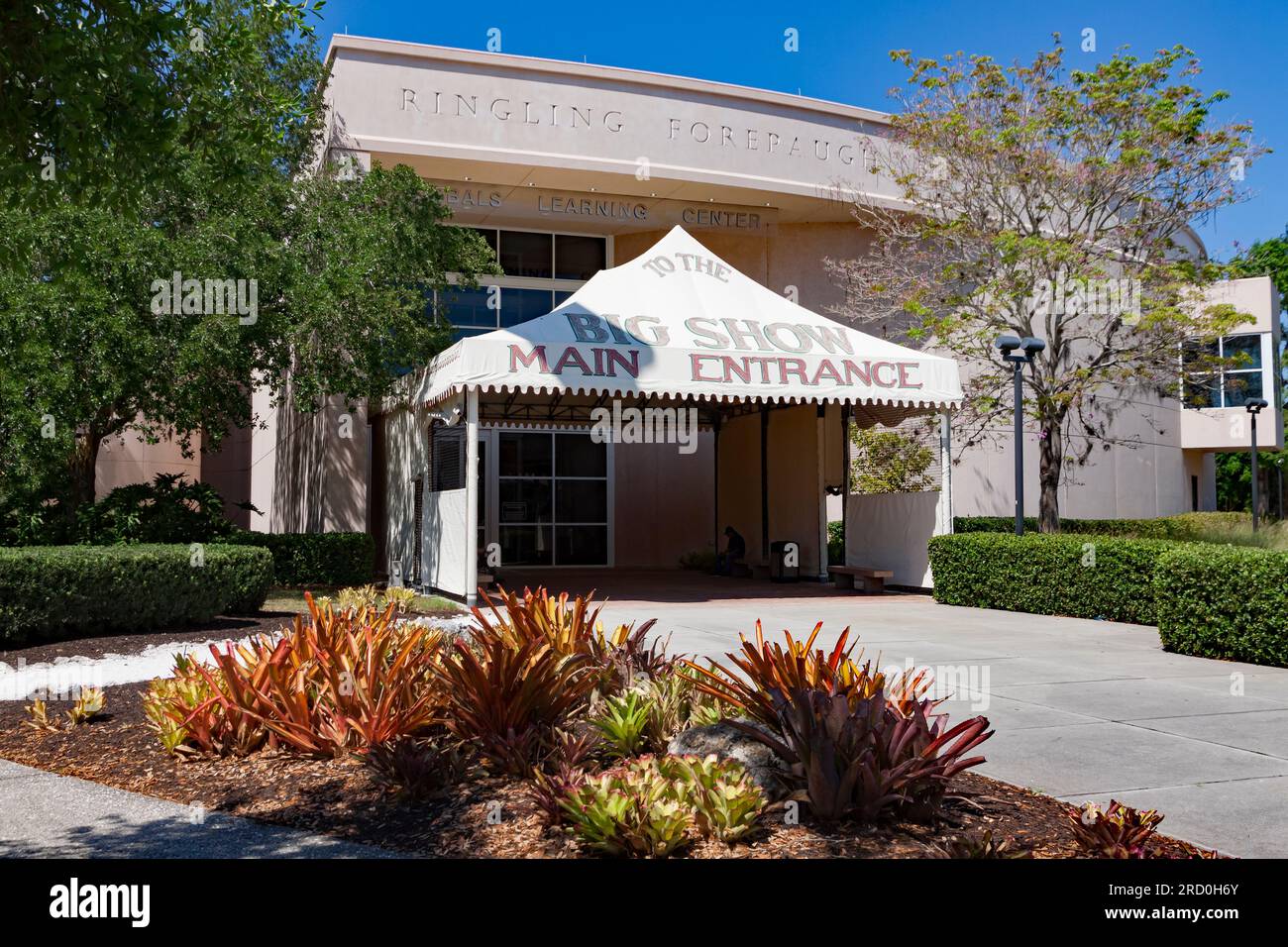 Die große Show im Circus Museum Haupteingang des Tibbals Learning Center im John & Mable Ringling Museum of Art in Sarasota, Florida, USA. Stockfoto