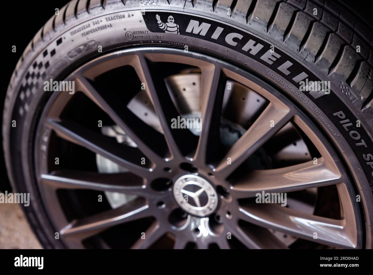 Stuttgart - Juni 2023: Mercedes-Benz-Rad. Mercedes amg Carbon-Keramik-Bremsen. Michelin-Reifen Stockfoto