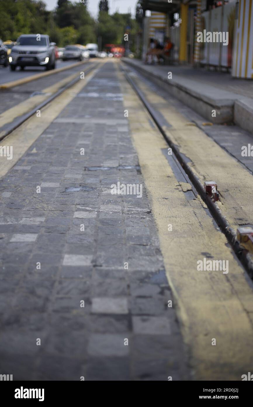 Stadtbahn in einer Fußgängerzone Stockfoto