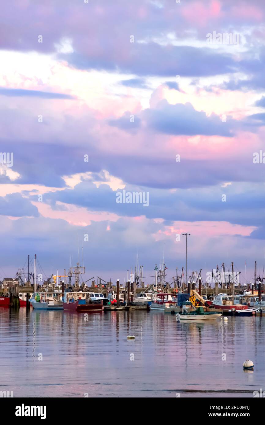 Provincetown's Scenic MacMillan Wharf / Pier Boote, Fischerboote und Trawler. Stockfoto