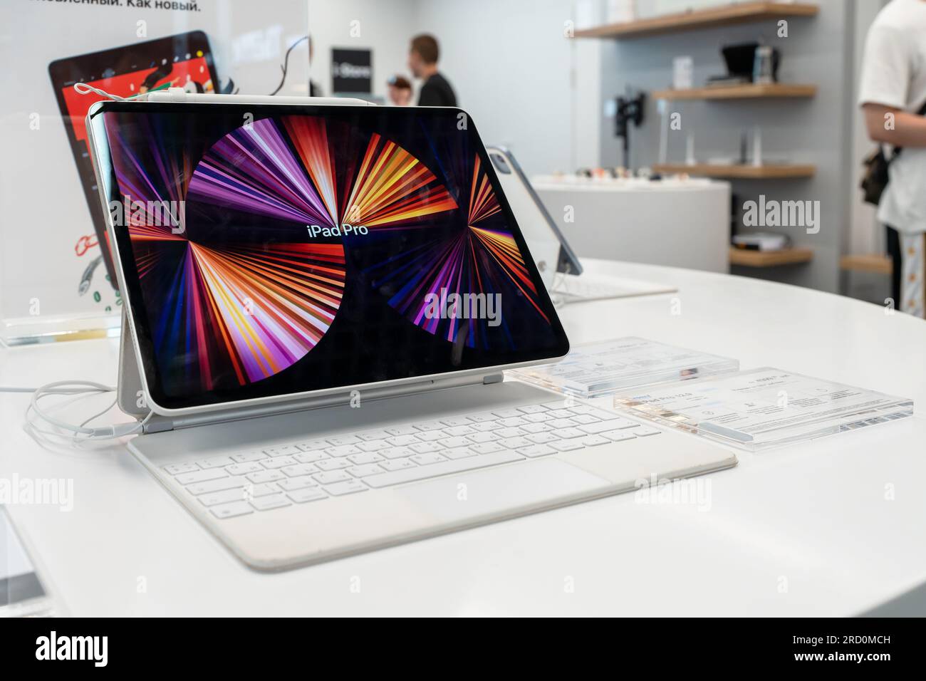 Apple Computer iPad Pro mit Apple Magic Keyboard wird im Apple Store installiert, damit Kunden es ansehen und testen können. Minsk, Belarus, 17. Juli 202 Stockfoto