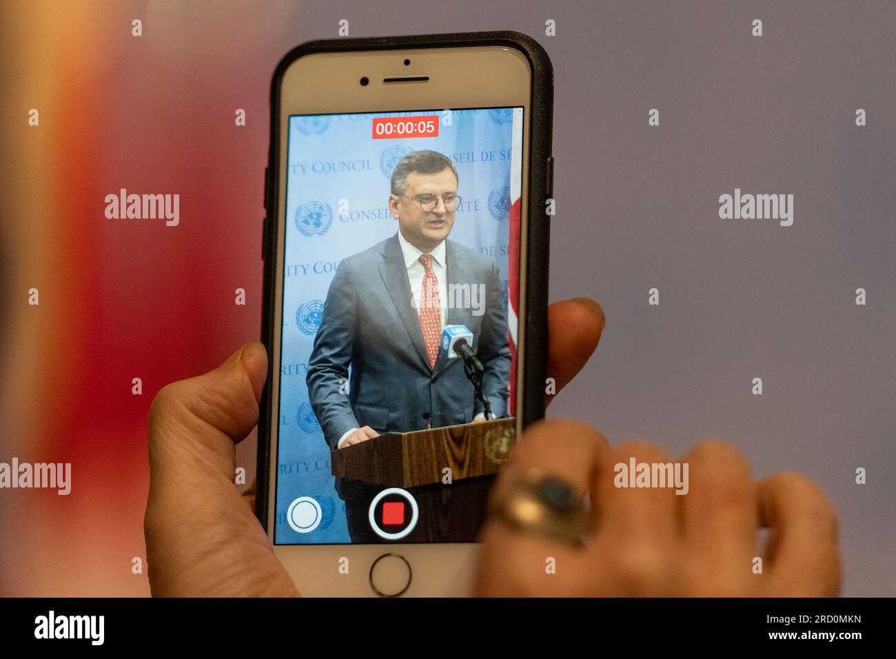 New York, Usa. 17. Juli 2023. Journalistin, die am Handy aufnimmt, als Außenminister der Ukraine Dmytro Kuleba bei der Überwachung durch den Sicherheitsrat am Hauptsitz der Vereinten Nationen in New York spricht (Foto von Lev Radin/Pacific Press) Kredit: Pacific Press Media Production Corp./Alamy Live News Stockfoto