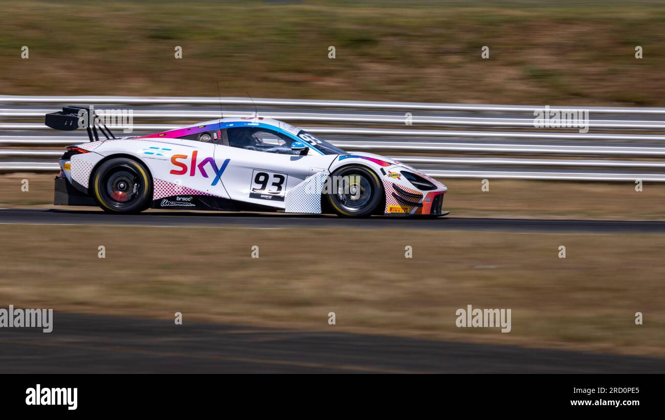 Schwenkfoto eines Sportwagens auf der Snetterton-Rennstrecke Stockfoto