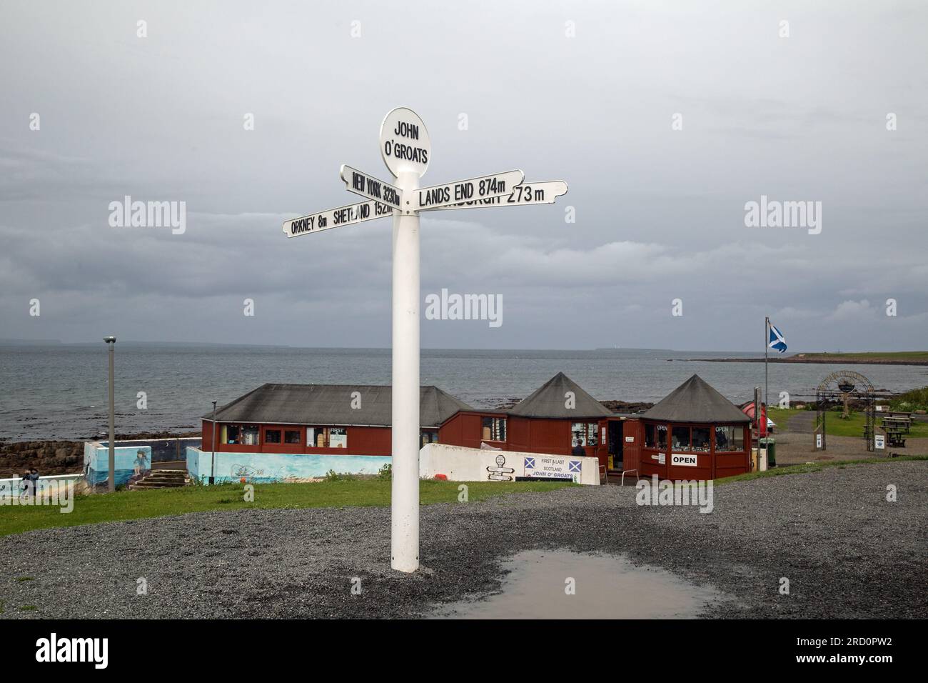 John, O' Groats, Caithness, Schottland, Juli 2023, Der Wegweiser an der Touristenattraktion. Stockfoto