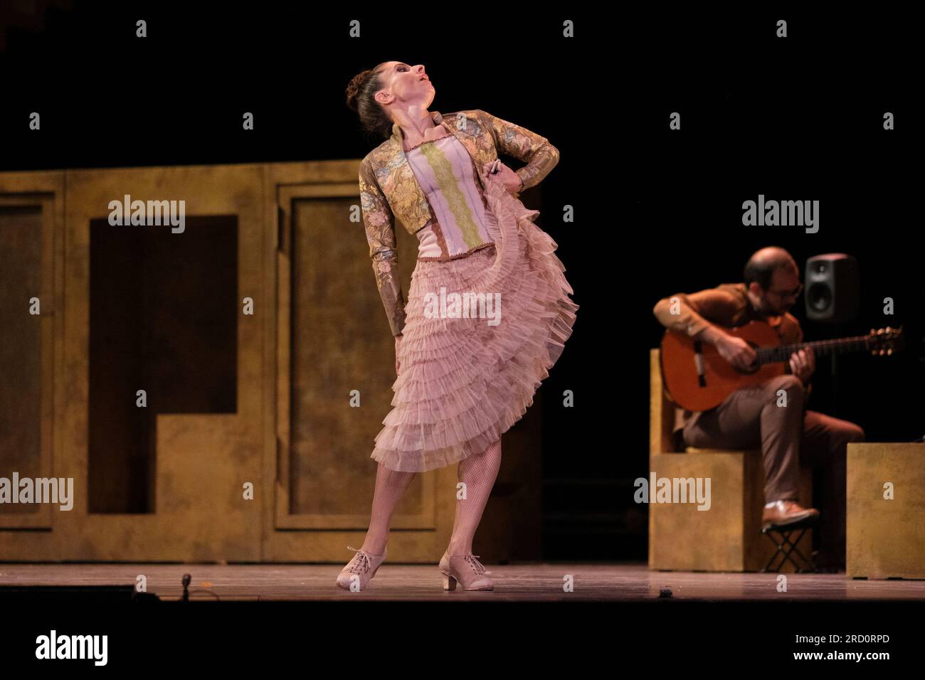 Tänzer der nationalen Tanzgesellschaft (CND) treten am 17. Juli 2023 bei der Vorstellung der Show „Europa“ im Theater Zarzuela in Madrid auf Stockfoto