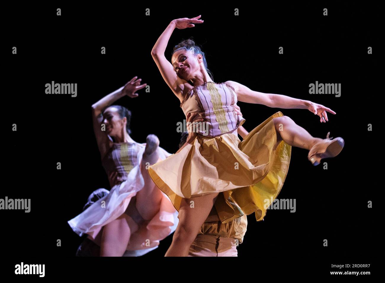 Tänzer der nationalen Tanzgesellschaft (CND) treten am 17. Juli 2023 bei der Vorstellung der Show „Europa“ im Theater Zarzuela in Madrid auf Stockfoto