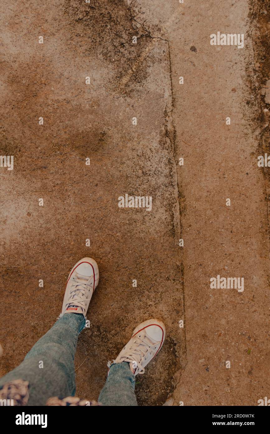 Ich trete auf den Zementboden Stockfoto