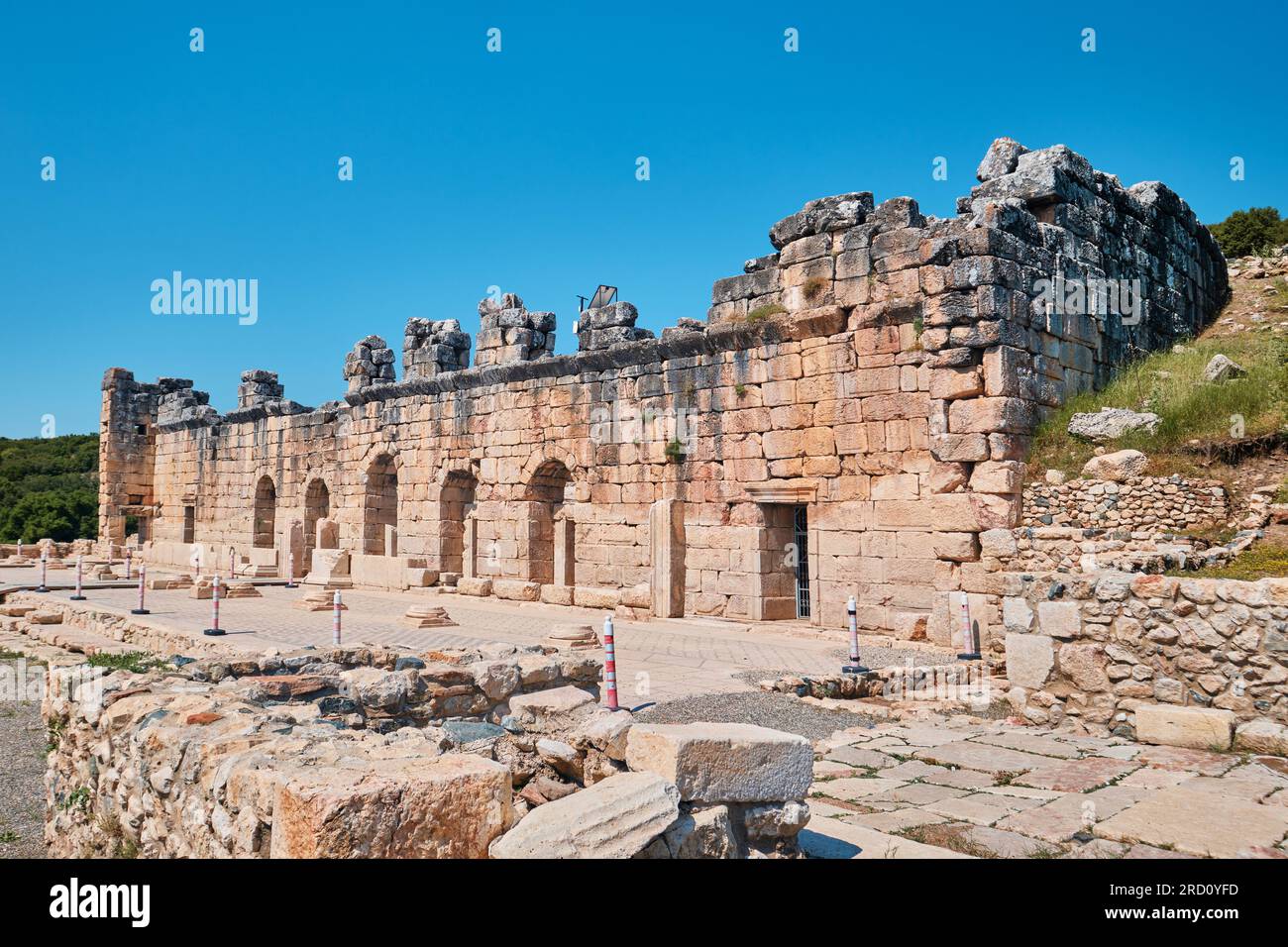 Burdur, Türkei - 16. Juli 2023: Eingangsfassade des odeon-Gebäudes in der antiken Stadt Kibyra Stockfoto