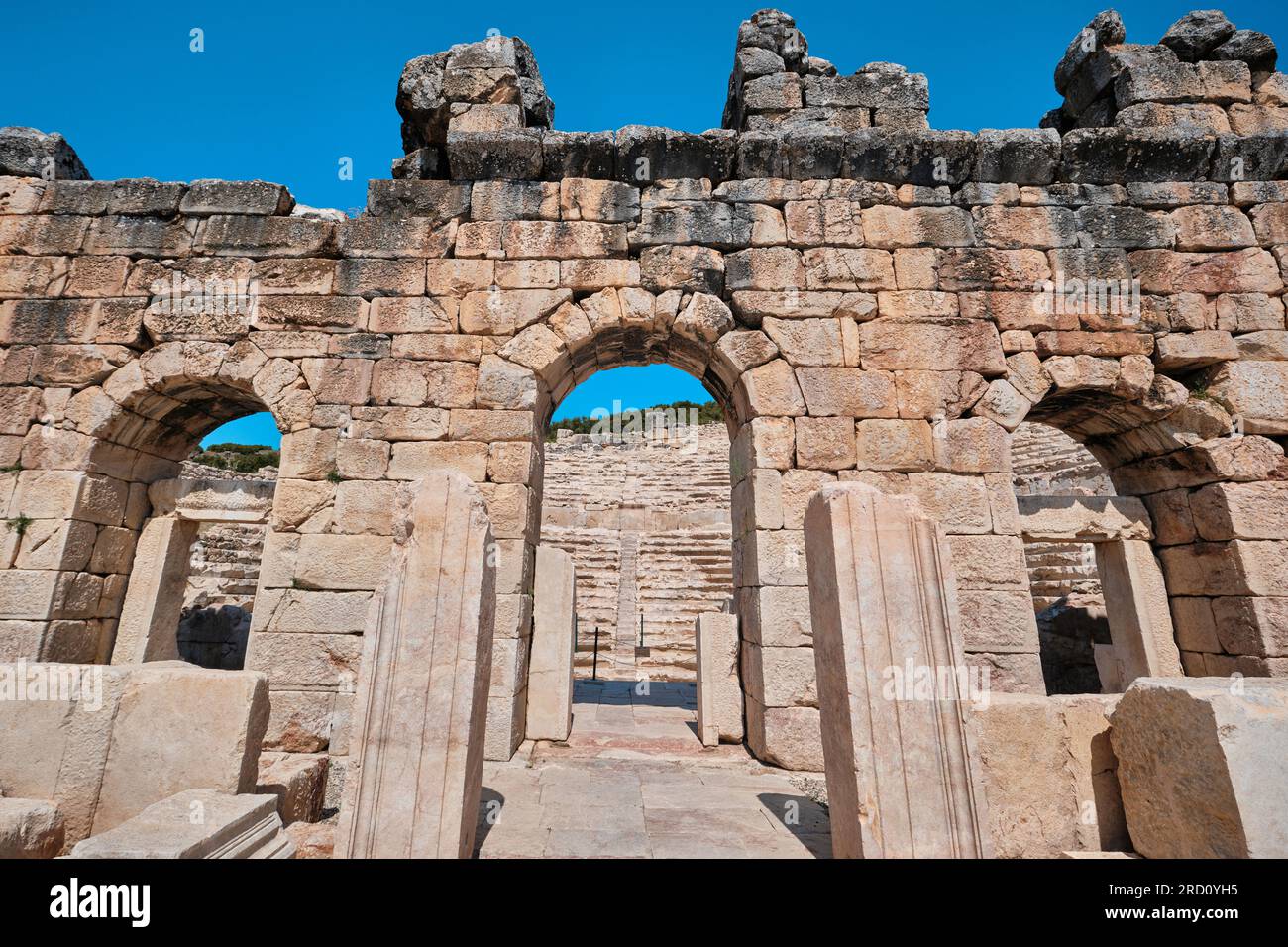 Burdur, Türkei - 16. Juli 2023: Eingangsfassade des odeon-Gebäudes in der antiken Stadt Kibyra Stockfoto