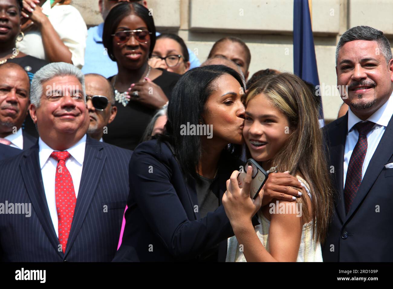 Bronx, New York, USA. 17. Juli 2023. Der Bürgermeister von New York City, Eric Adams, ernennt den amtierenden NYPD-Kommissar Edward Caban zum neuen NYPD-Kommissar als ersten Latino-Leiter der NYPD und ernennt Tania Kinsella, Erste farbige Frau als erste stellvertretende Kommissarin vor einer stolzen Menge, zu der gewählte Amtsträger und hochrangige Verwaltungsbeamte und NYPD-Führungskräfte gehörten, die am 120. PCT stattfanden. In der Bronx-Abteilung von New York City am 17. Juli 2023. Kredit: Chris Moore/Media Punch/Alamy Live News Stockfoto