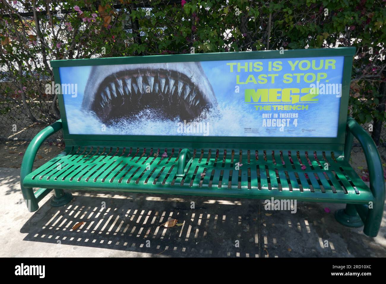 Los Angeles, Kalifornien, USA 17. Juli 2023 Meg 2 The Trench Bus Bench am 17. Juli 2023 in Los Angeles, Kalifornien, USA. Foto: Barry King/Alamy Stock Photo Stockfoto