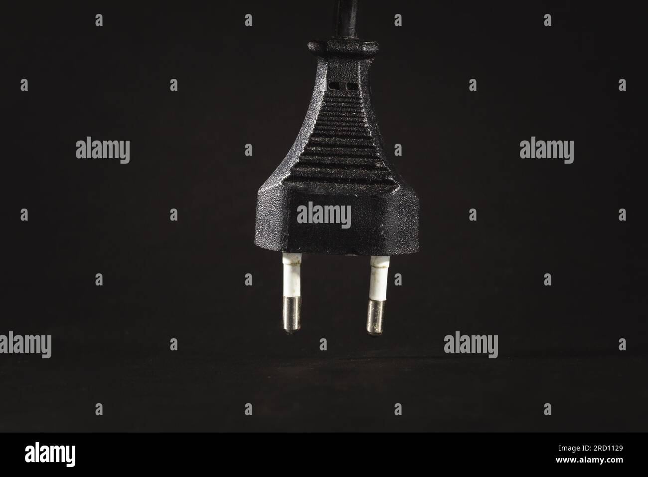 Abbildung einer 220V-V-Steckdose, Typ C, isoliert auf schwarzem Hintergrund. Der Stecker des Typs C (auch Europakupplung genannt) hat zwei runde Stifte. Die Stifte sind 4 Stockfoto