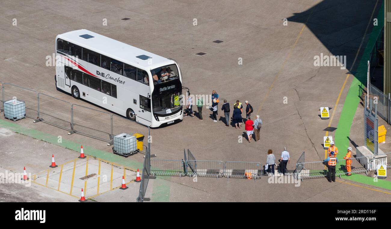 Invergordon, Schottland, Großbritannien. 3. Juni 2023 Innerhalb des Hafens von Cromarty Firth ein Shuttlebus und Kreuzfahrtpassagiere, die für eine Fahrt in die Stadt einsteigen. Stockfoto