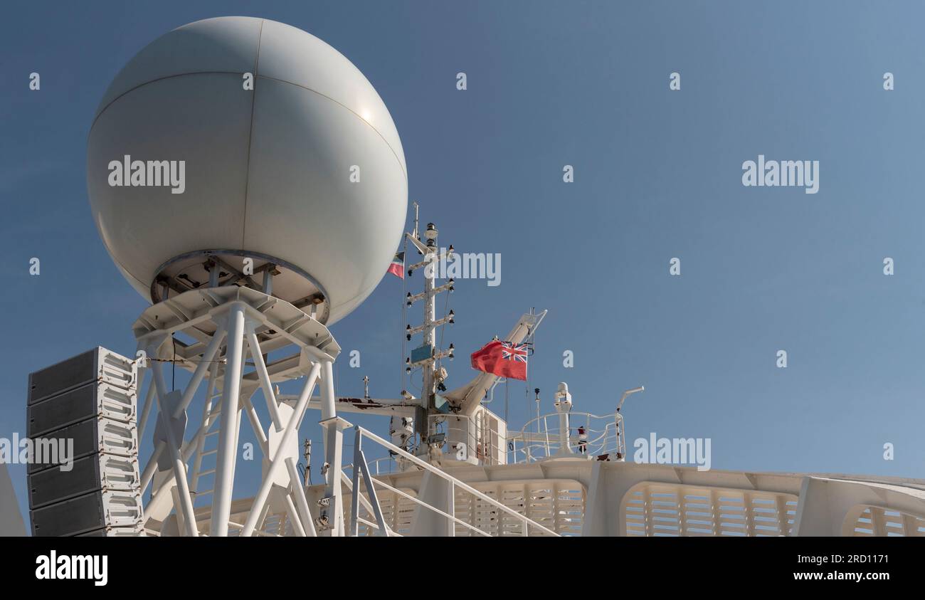 Nordsee vor der britischen Küste. 2. Juni 2023 Radome über Deck auf einem Kreuzfahrtschiff mit roter Fahne. Stockfoto