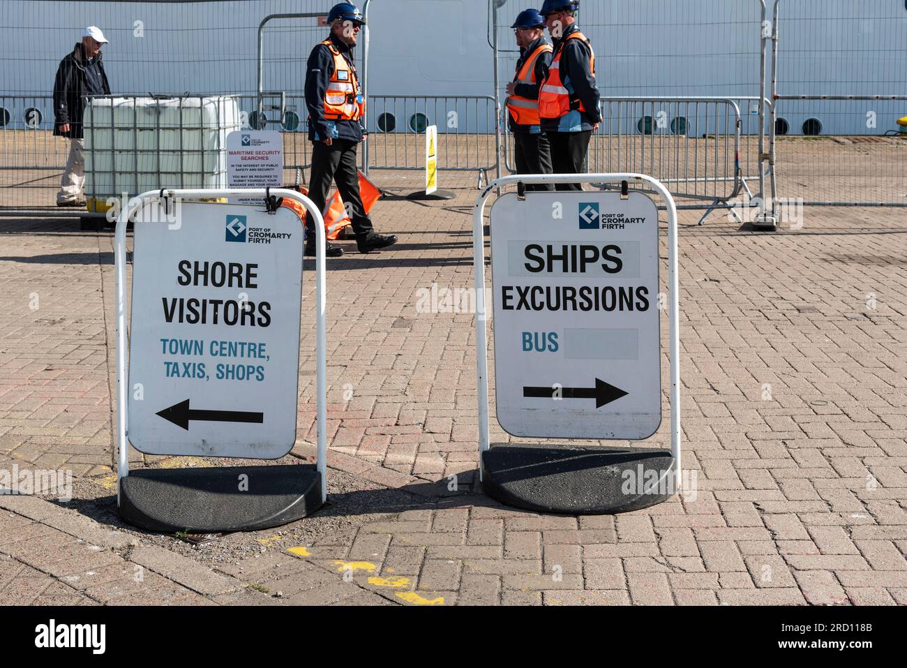 Invergordon, Schottland, Großbritannien. 3. Juni 2023.. Hafen von Cromarty Firth. Hinweise für Kreuzfahrtpassagiere am Sicherheitstor, der in den Hafen ein- und ausläuft Stockfoto