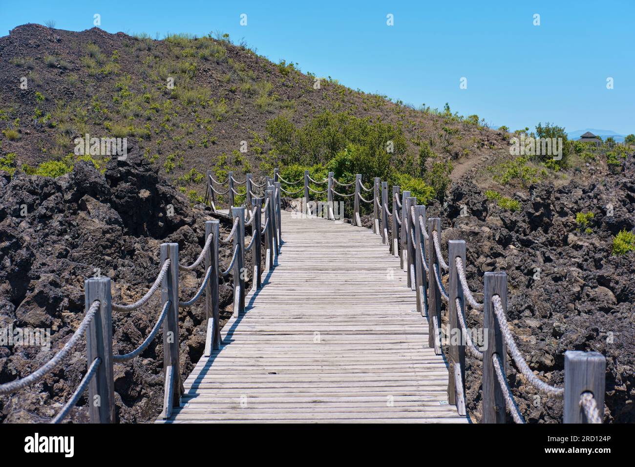 Manisa, Türkei - 12. Juli 2023: Holzbrücke über vulkanisches Tuffgelände im Kula National Geopark Stockfoto