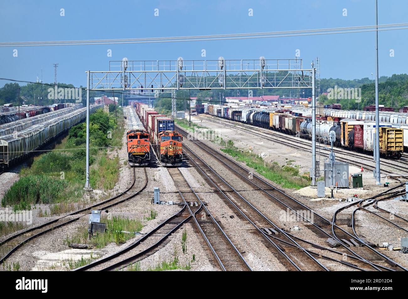 Aurora, Illinois, USA. Lokomotiven aus Burlington Northern Santa Fe verlassen einen Güterbahnhof in Illinois. Stockfoto