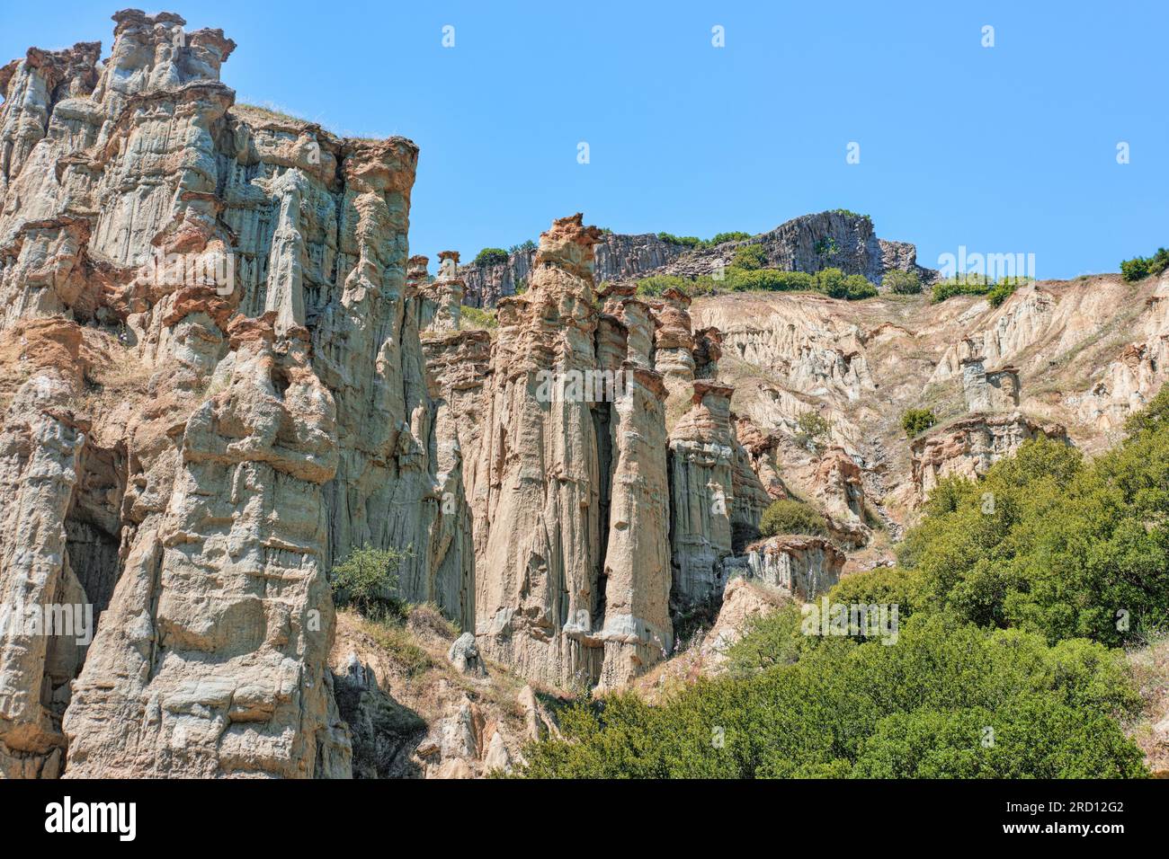 Manisa, Türkei - 12. Juli 2023: Geologische Formation der Kula-Feenschornsteine, auch bekannt als Kuladoccia (Kuladokya) Stockfoto