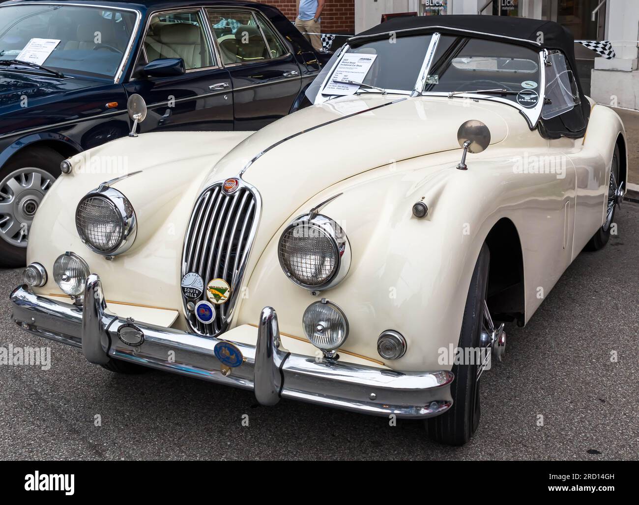 Ein Jaguar Cabriolet aus dem Jahr 1957, ausgestellt auf einer Automesse in Pittsburgh, Pennsylvania, USA Stockfoto