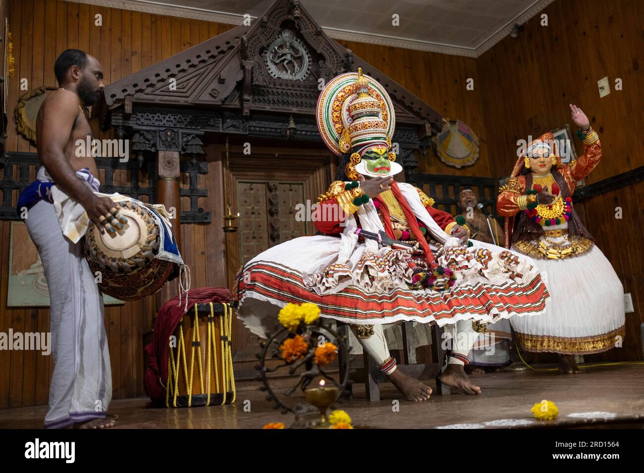 Kathakali-Tänzerinnen treten im Kathakali Center in Kochi, Karala, Indien, Asien auf Stockfoto
