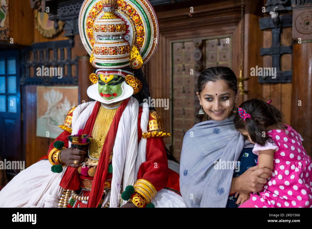 Mutter und Tochter posieren mit Kathakali-Tänzerin im Kathakali Center in Kochi, Karala, Indien, Asien Stockfoto