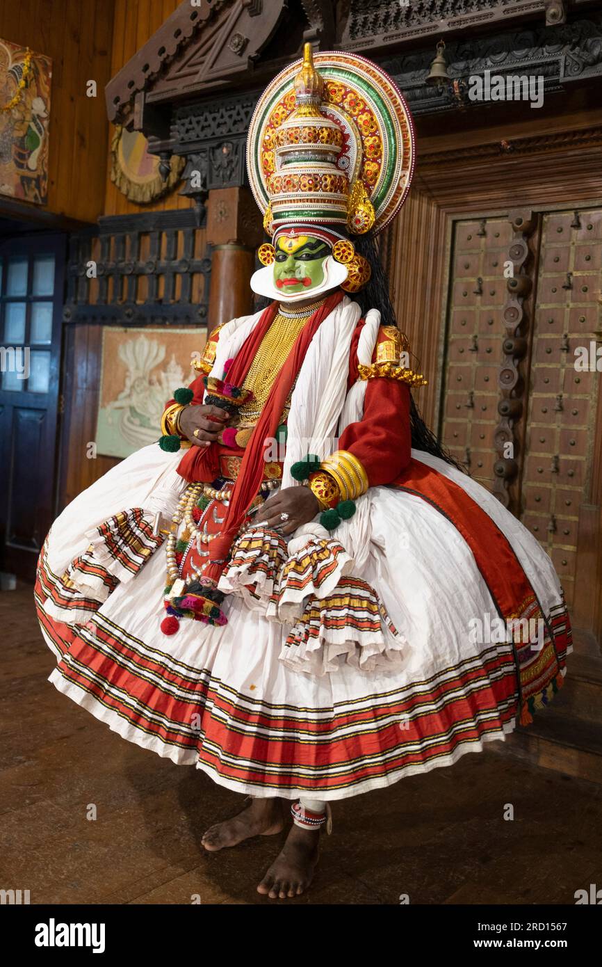 Kathakali-Tänzerinnen treten im Kathakali Center in Kochi, Karala, Indien, Asien auf Stockfoto