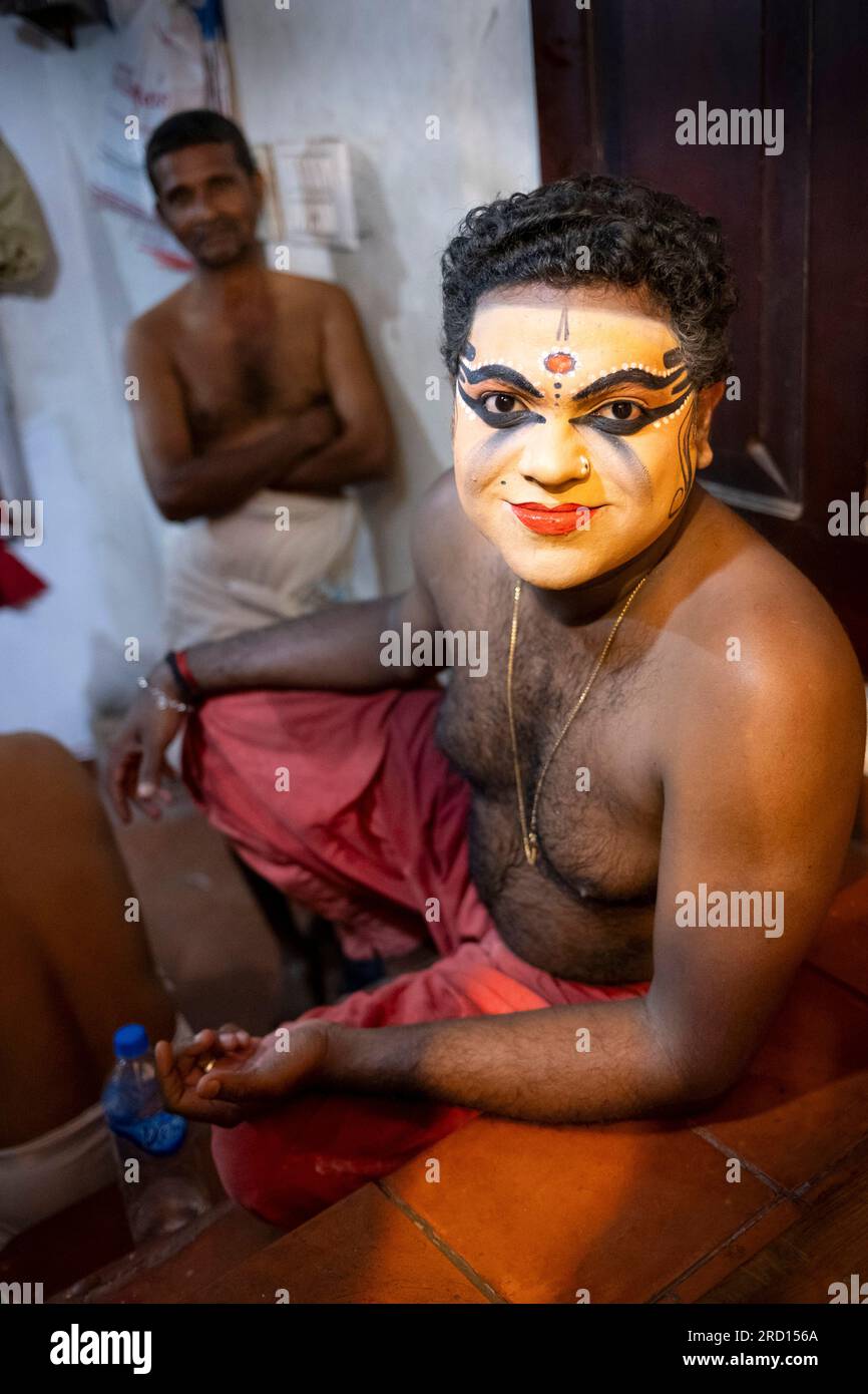 Männlicher Darsteller nach der Vertretung von Minukfa, einer weiblichen Kathakali-Tänzerin, im Umkleideraum des Kathakali-Zentrums in Kochi, Karala, Indien, Asien Stockfoto