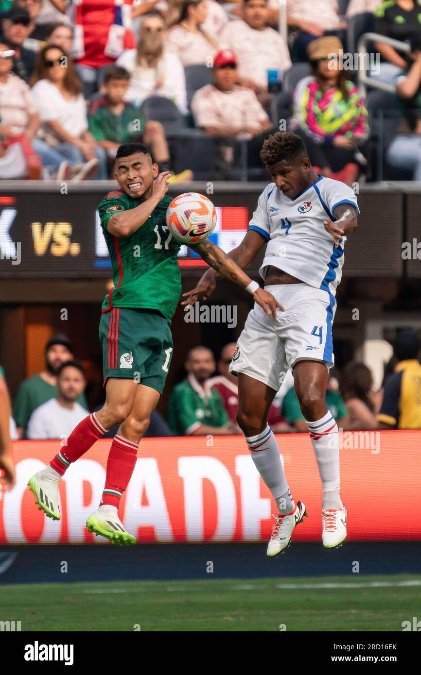 Der mexikanische Mittelfeldspieler Orbelín Pineda (17) wird während des CONCACAF 2023 Gold Cup Finales, Sun, zu einem Handball gegen Panama-Verteidiger Fidel Escobar (4) aufgerufen Stockfoto