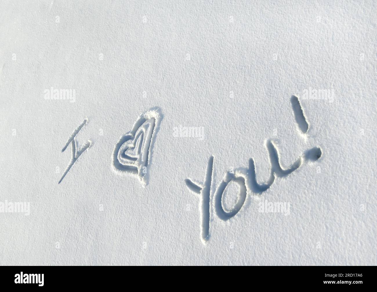 Nachricht in eine frische Schicht Schnee geschrieben sagt "Ich liebe dich."  Dieser Schnee-Liebhaber ersetzt eine handgezeichnete Herz zu ersetzen "Liebe." Stockfoto