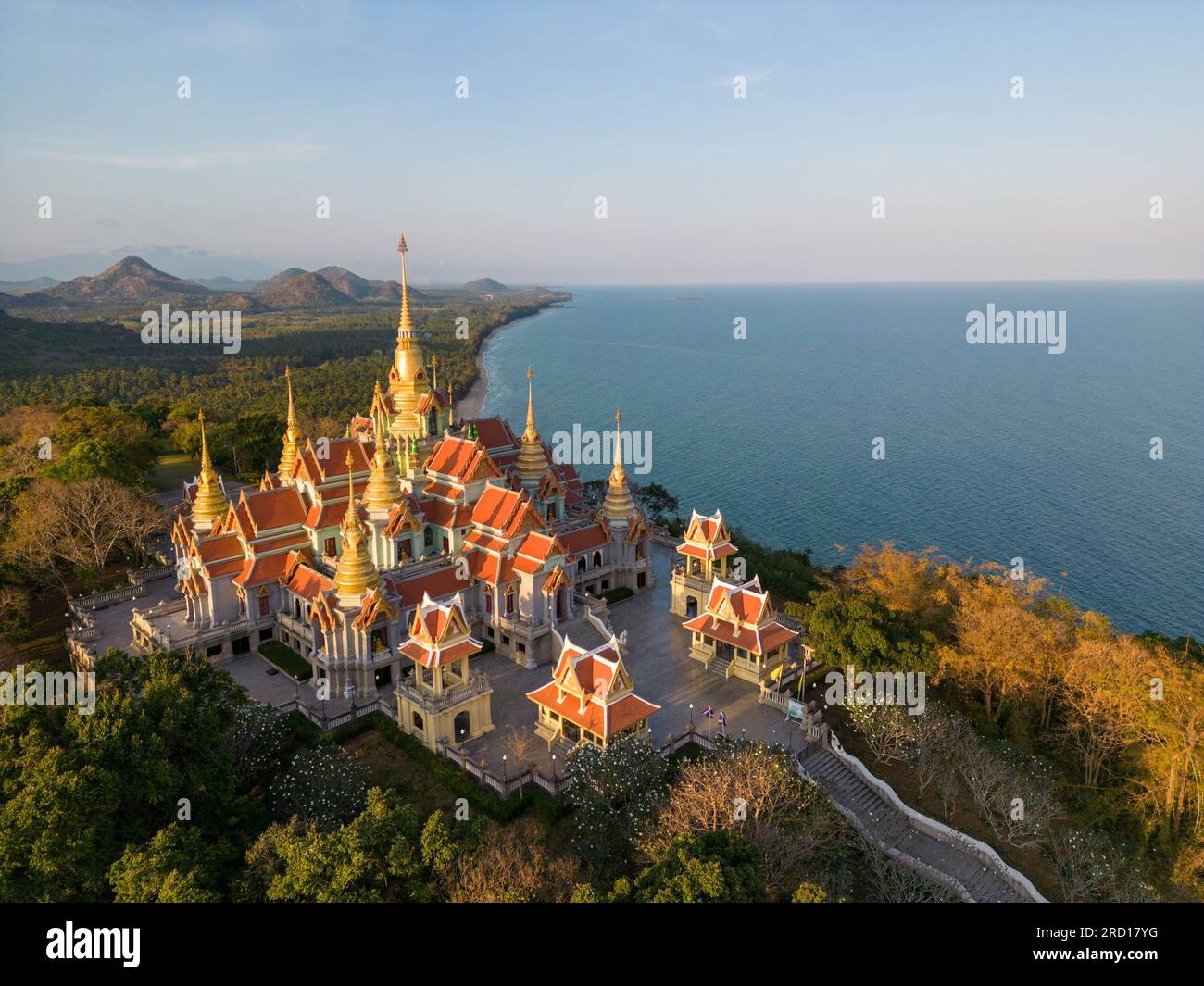 Wat Tang Sai liegt am Ban Krut Meer, im Unterbezirk Thong Chai, im Bezirk Bang Saphan und in der Provinz Prachuap Khiri Khan. Stockfoto